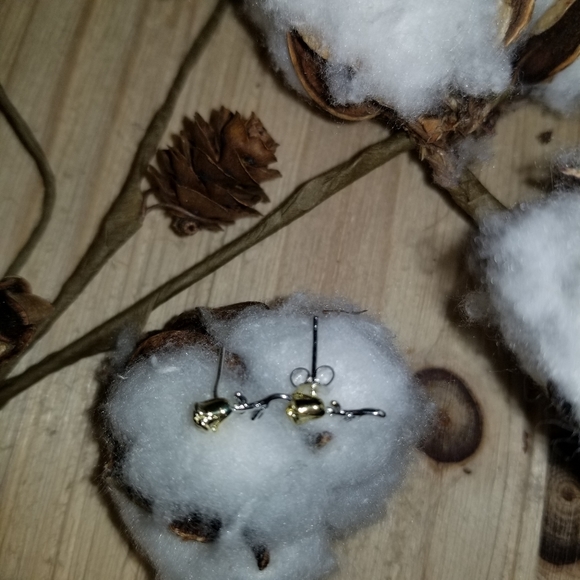 🌹🌹Pretty Two Tone Rose earring studs🌹🌹 - Picture 4 of 6